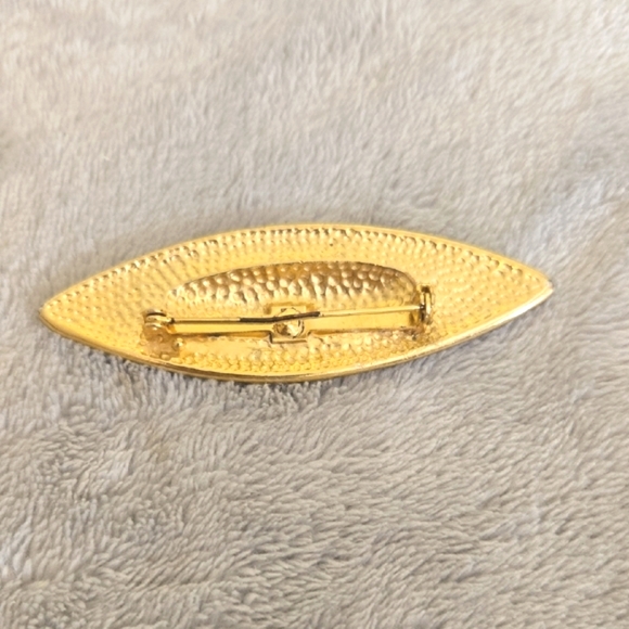 #627 Vintage Gold Tone and Green Brooch - Picture 2 of 3